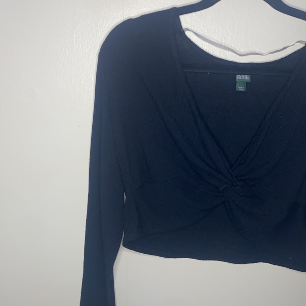 💋Black long sleeved tie in the front cropped top!